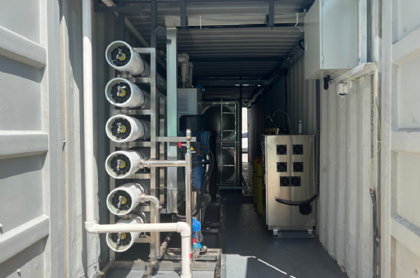 集裝箱式移動水處理設備裝車發往烏干達