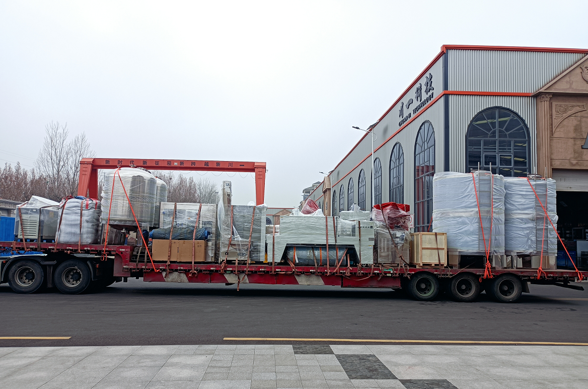 【川一股份】10T反滲透設(shè)備+6000瓶水灌裝線(xiàn)水廠設(shè)備裝車(chē)發(fā)往河南駐馬店